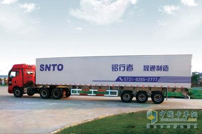 又(you)見鋁合(he)金(jin)半掛(gua) 晟(sheng)通(tong)全(quan)鋁廂(xiang)式(shi)掛(gua)車(che)下線(xian)